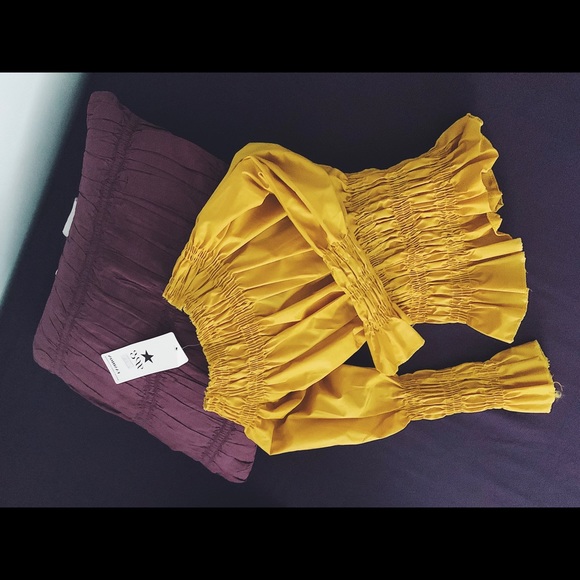 NWT! Off-Shoulder Top 🌞 - Picture 3 of 3